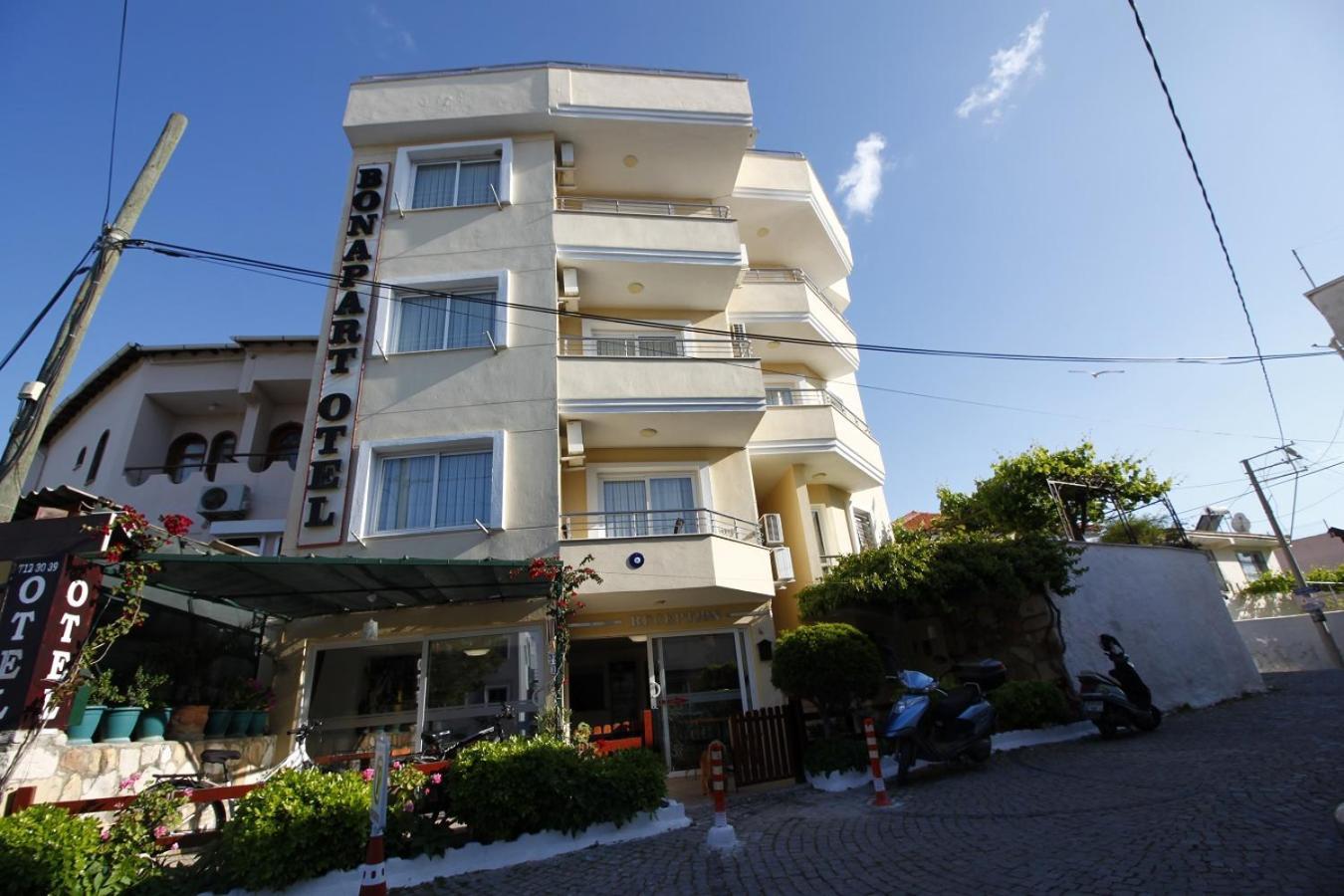 Bonapart Hotel Çeşme Esterno foto