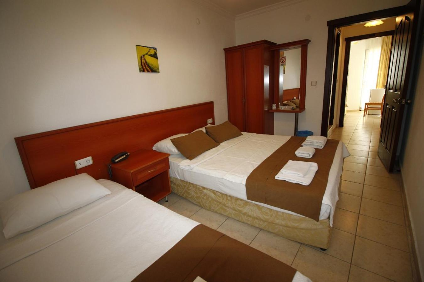 Bonapart Hotel Çeşme Esterno foto