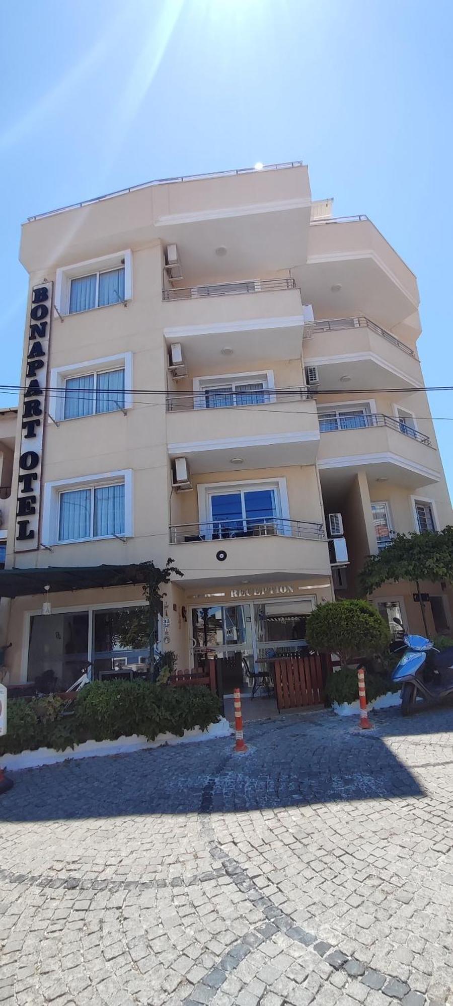 Bonapart Hotel Çeşme Esterno foto