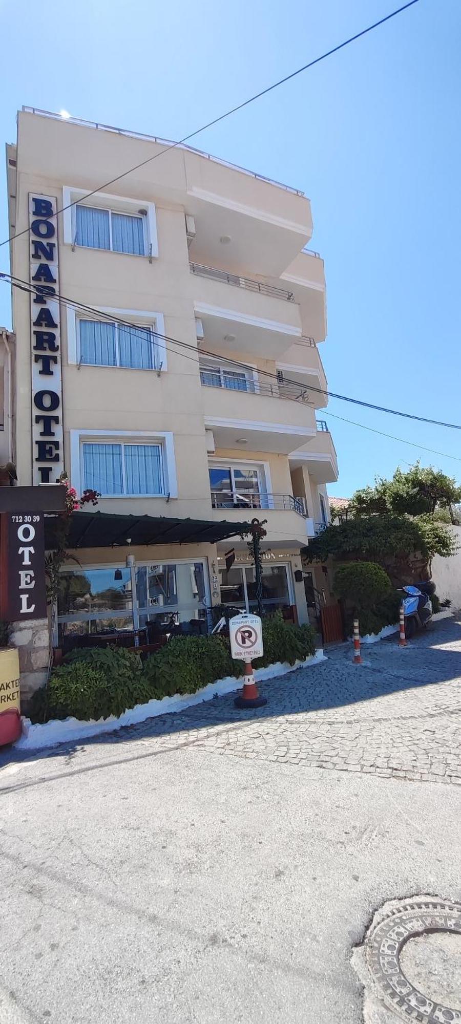 Bonapart Hotel Çeşme Esterno foto