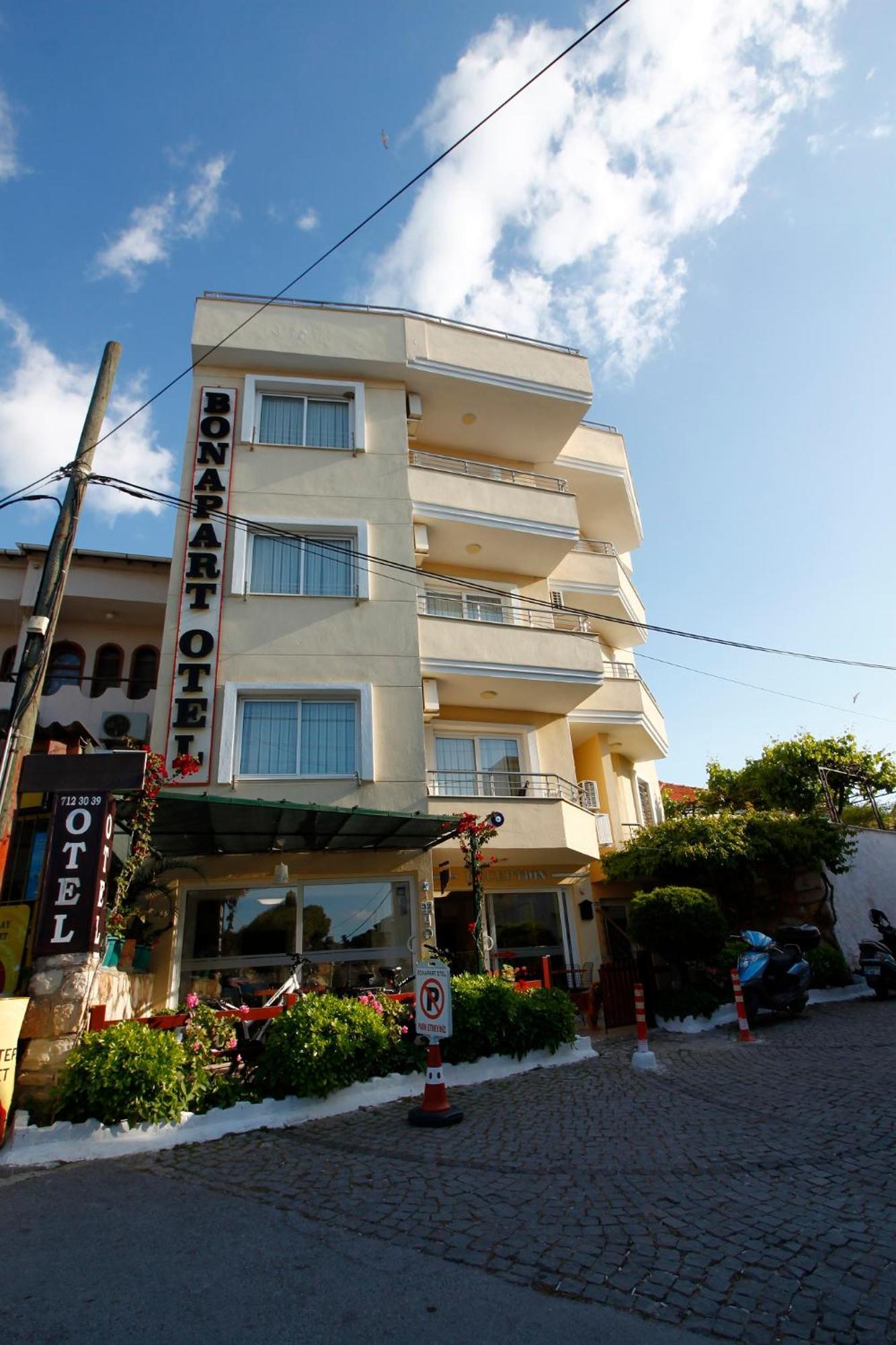 Bonapart Hotel Çeşme Esterno foto