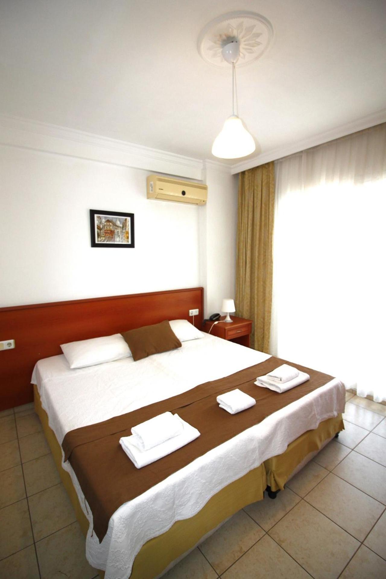 Bonapart Hotel Çeşme Esterno foto