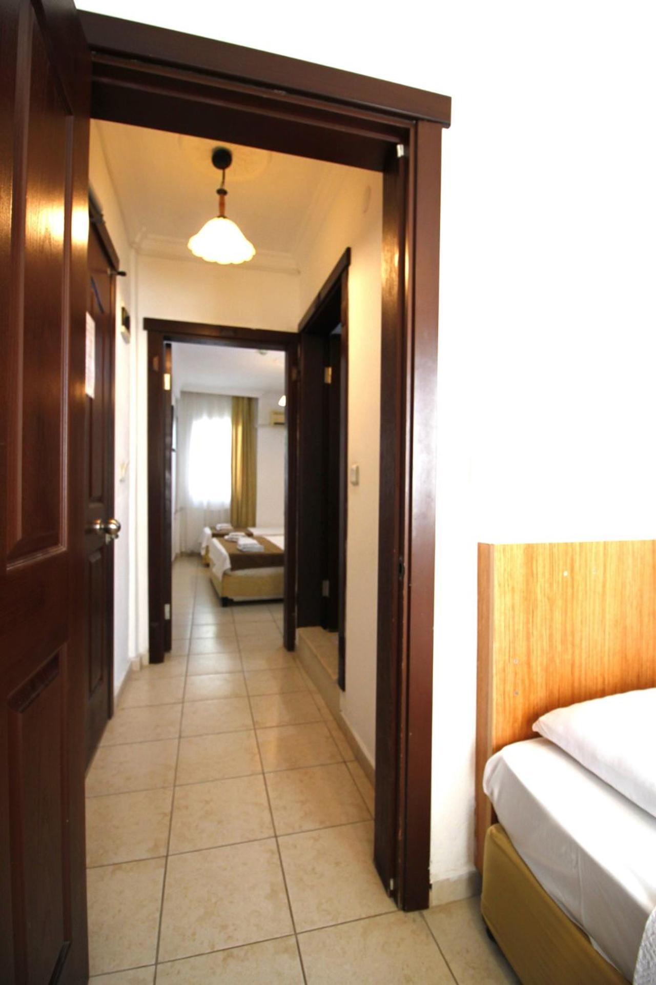 Bonapart Hotel Çeşme Esterno foto